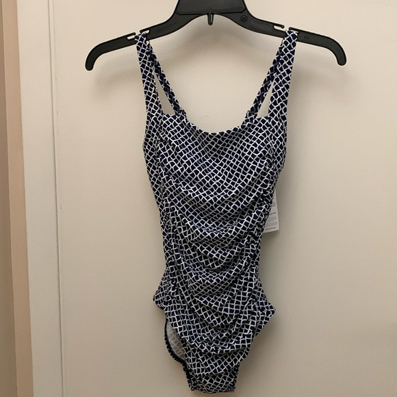 LL Bean Women’s one-piece swimsuit size 4 UPF 50+, adjustable straps, ruching - Picture 2 of 10